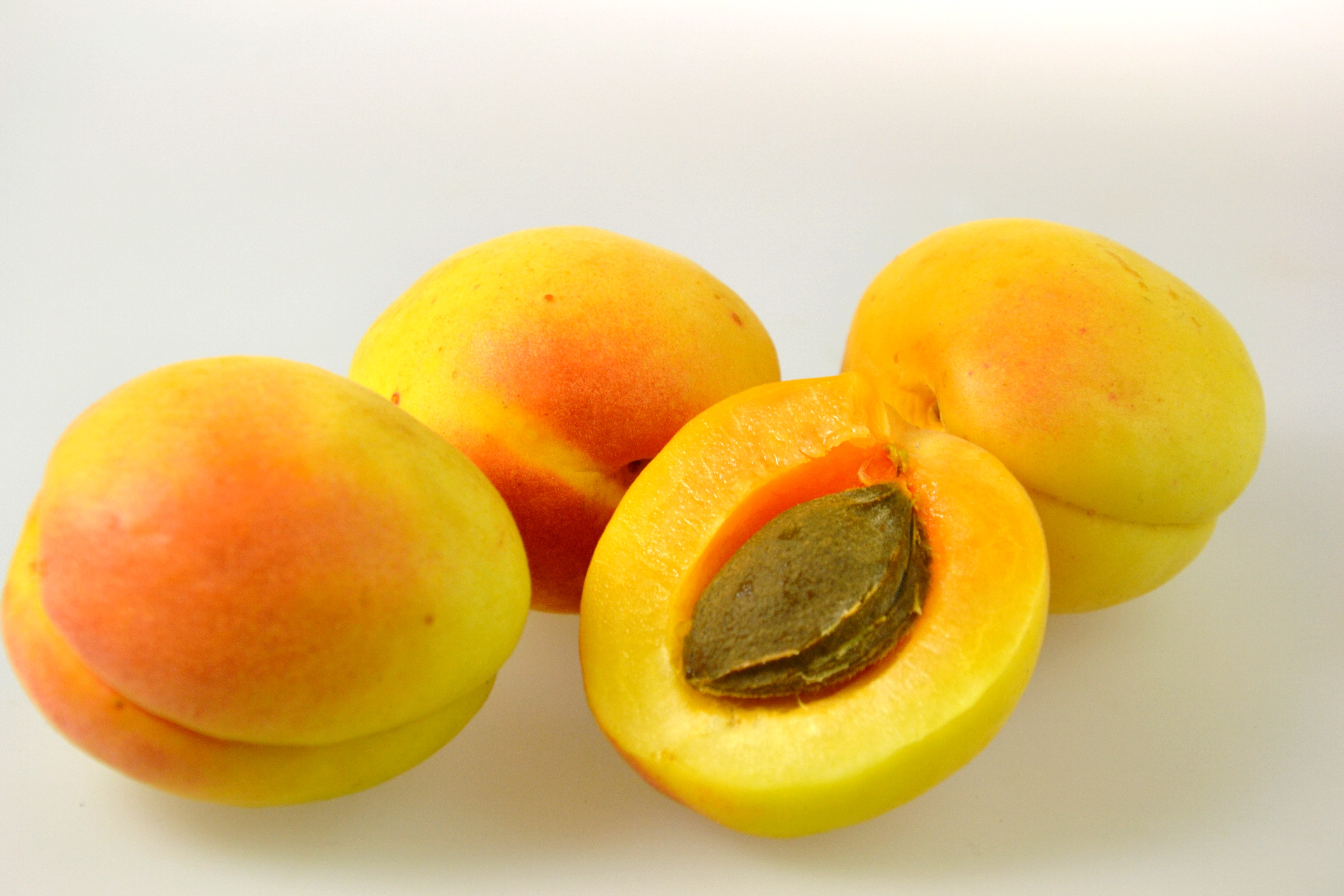 Roys Naturkost - Schöne, rotbackige Aprikosen aus Italien